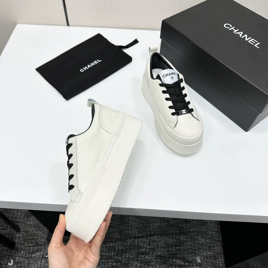 👟👟Ex-factory price 560👟👟Chanel Panda Shoes! 2025 counter's top casual sports shoes. This classic design; the upper is electro-embroidered with a variety of techniques; the outsole is fashionable and sporty; the unusual inclusion of a variety of color matching elements... The diversified mix and match is very good-looking and versatile, and can be used for leisure, fashion, sports, and outdoor... ꫛꫀꪝ Go➫ Materials: ❶Upper made of: original imported first-layer silk cowhide + original waterproof cloth + original first-layer cowhide ❷Inner lining: Breathable mesh ❸ Outsole based on: original TPU combination outsole, full set of boutique packaging for women 35–41